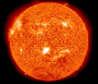 На снимке, полученном с космической обсерватории The Solar Dynamics Observatory, видны несколько вспышек, которые почти одновременно произошли в разных частях Солнца. Источник: NASA