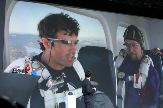 Демонстрация очков была весьма впечатляющей: два парашютиста в Google Glasses спрыгнули с самолета, пролетавшего над выставочным комплексом, где проходила конференция. Источник: Google
