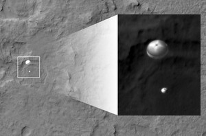 Curiosity, опускающийся на парашюте на поверхность Марса