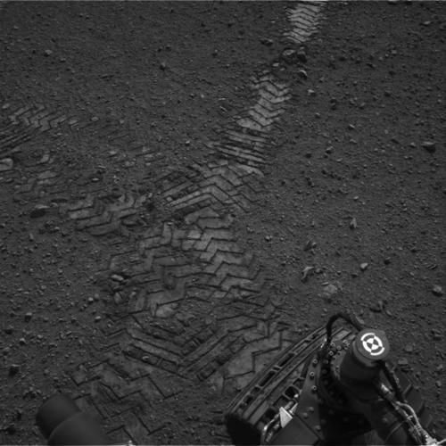 Марсоход проехал несколько метров, развернулся на месте и вернулся на прежнее место. Источник: NASA/JPL-Caltech
